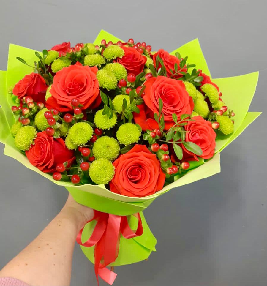 Букет цветов из: Хризантемы и Розы в Лесной