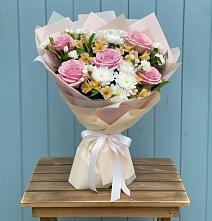 Букет цветов из:  Гвоздики, Орхидеи и Розы в Лесной
