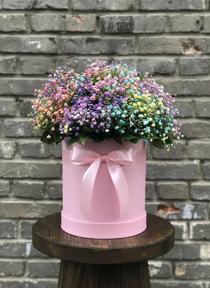 Цветочная композиция из Гипсофила и Розы в шляпной коробке в Лесной