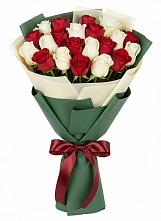 Букет Микс из красных и белых роз в Лесной