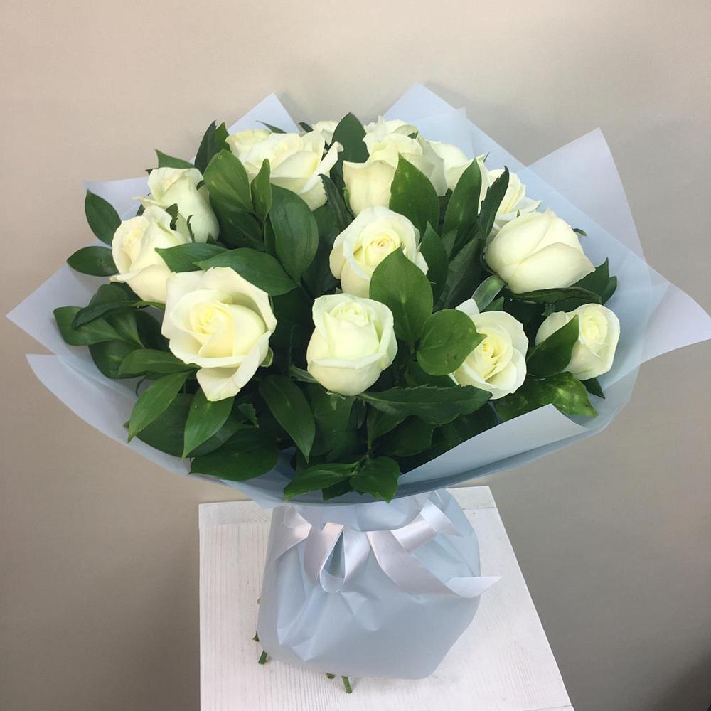 Букет 15 Белых роз Проуд в Лесной