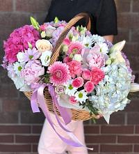 Композиция солнечный день в Лесной Цветочная композиция из Розы, Хризантемы, Пионы и Лизиантусы в корзине в Лесной