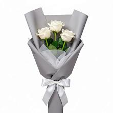 Букет 3 белые розы в Лесной