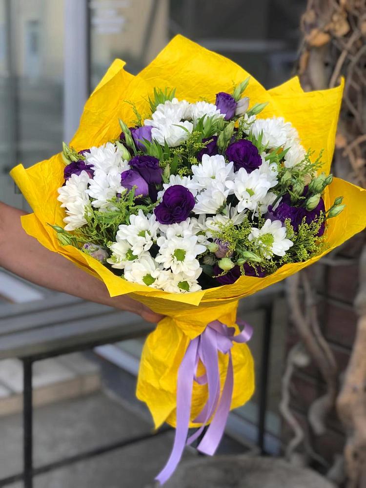 Букет цветов из: Ирисы, Хризантемы и Ромашки в Лесной