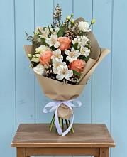 Букет цветов из:  Альстромерии, Лизиантусы, Розы и Хризантемы в Лесной