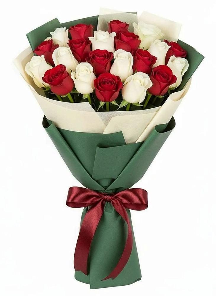 Букет Микс из красных и белых роз в Лесной