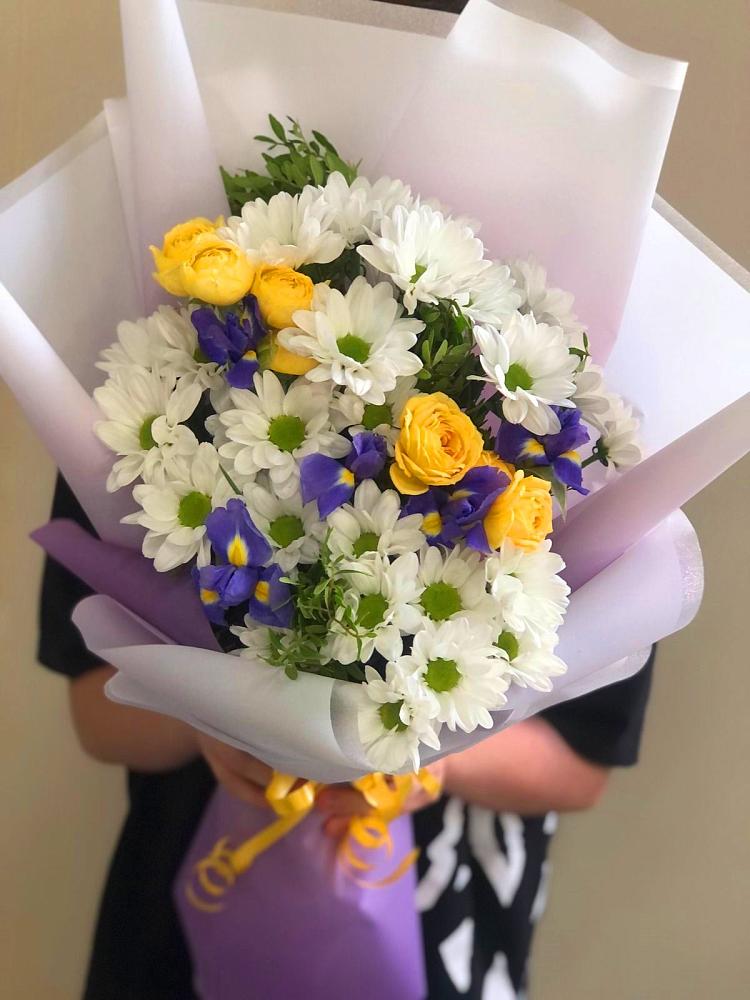 Букет цветов из: Ирисы, Хризантемы и Розы в Лесной