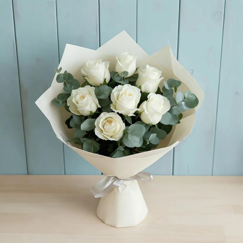Букет Белые розы в Эвкалипте в Лесной