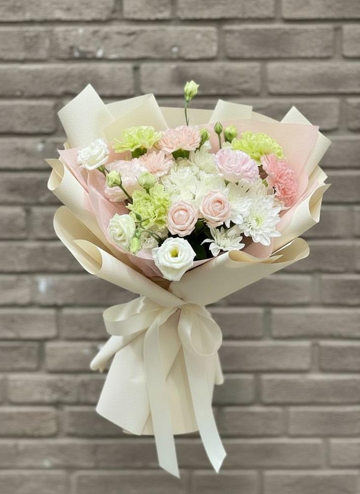 Букет цветов из: Гвоздики, Розы, Лизиантусы и Хризантемы в Лесной