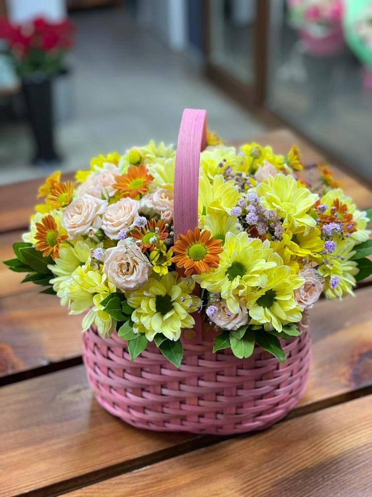 Цветочная композиция из Хризантемы и Розы в корзине в Лесной