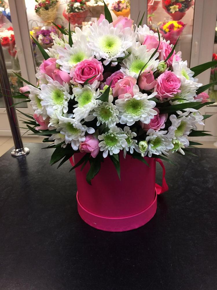 Цветочная композиция из Розы и Хризантемы в шляпной коробке в Лесной