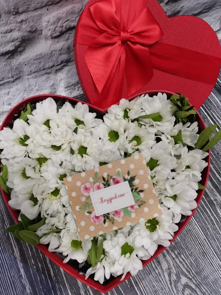 Цветочная композиция из Хризантемы в виде сердца в Лесной