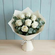 Букет Белые розы в Эвкалипте в Лесной