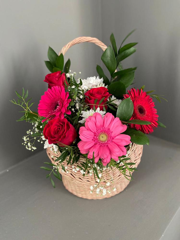 Цветочная композиция из Розы, Хризантемы и Герберы в корзине в Лесной