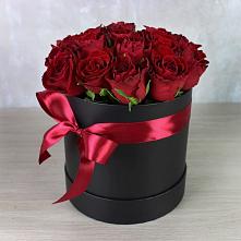 Цветочная композиция из Розы в шляпной коробке в Лесной
