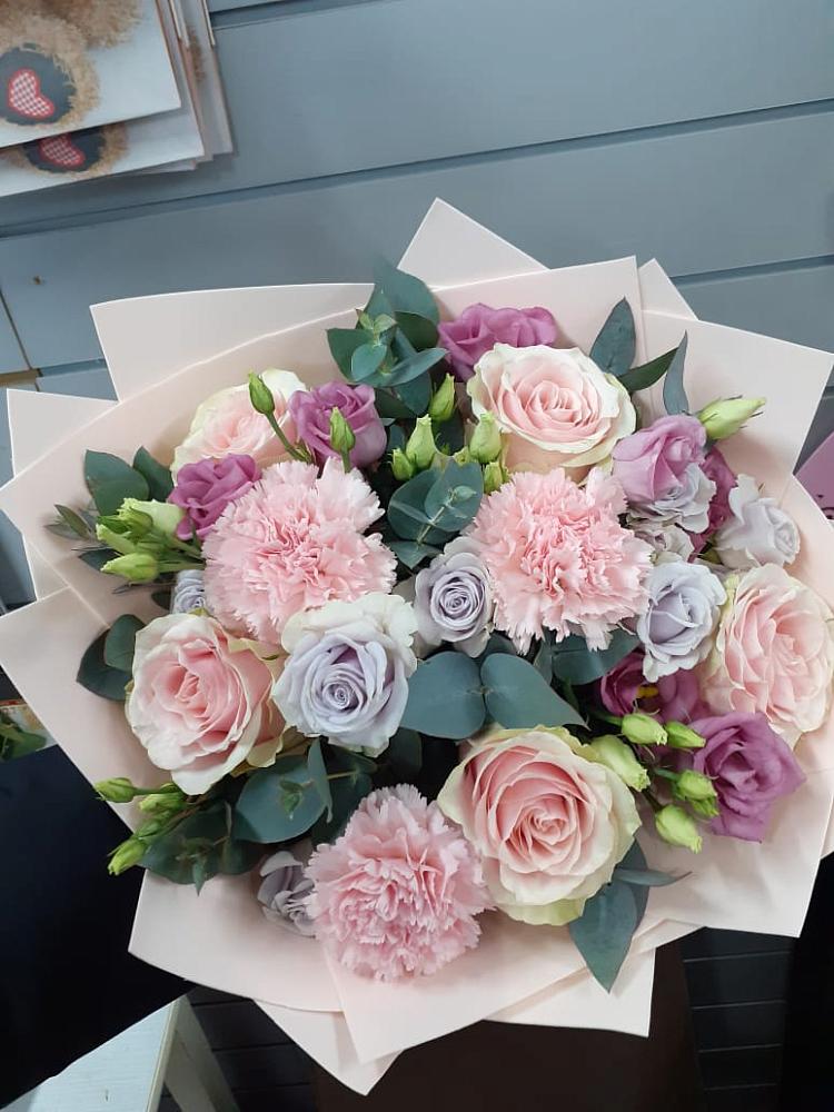 Букет цветов из: Розы, Гвоздики и Лизиантусы в Лесной