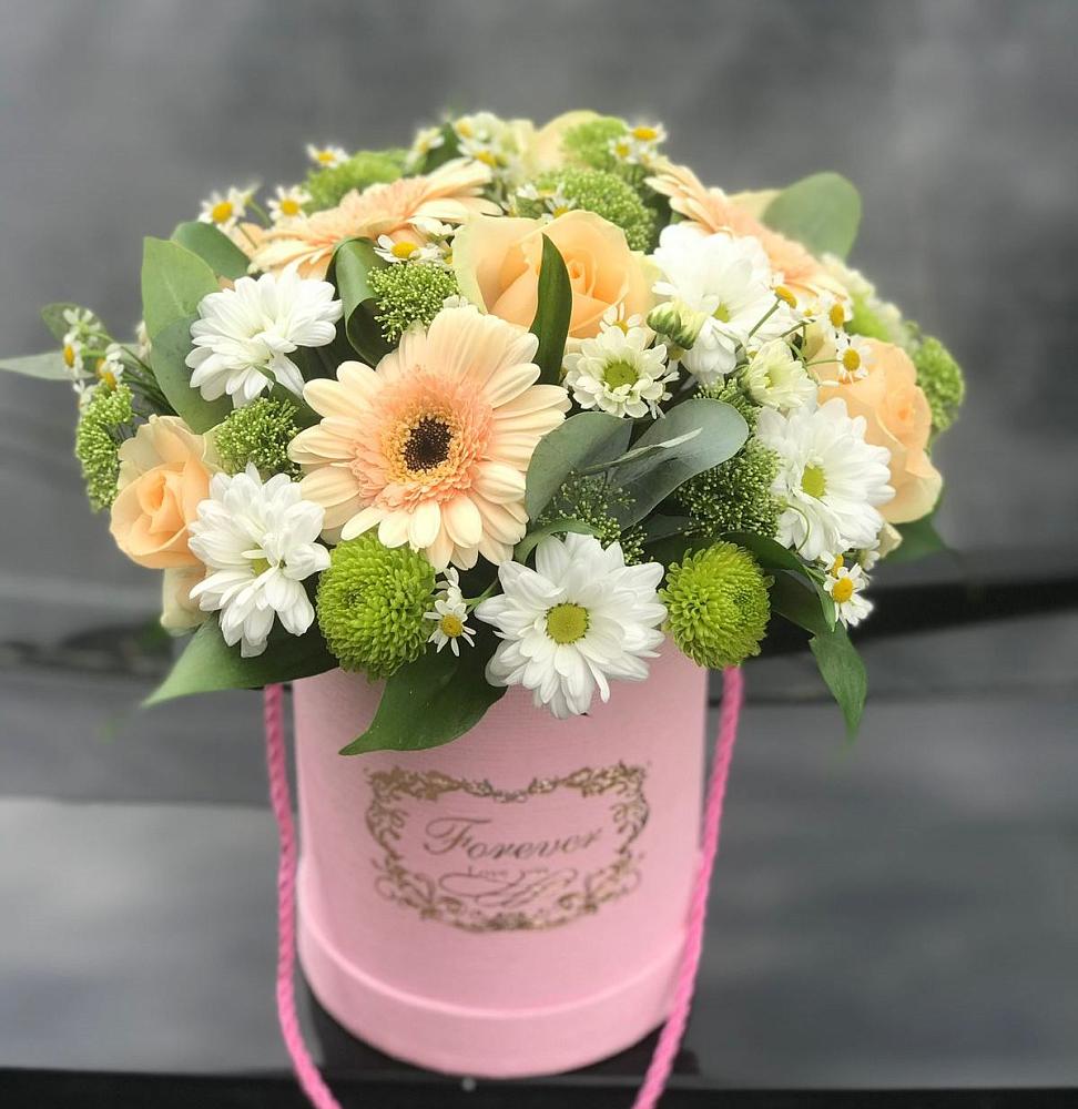 Цветочная композиция из Розы, Герберы и Хризантемы в шляпной коробке в Лесной