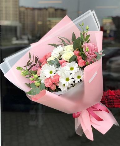 Букет цветов из: Розы, Лизиантусы и Хризантемы в Лесной