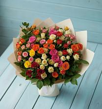 Букет Микс из разноцветных кустовых роз в Лесной